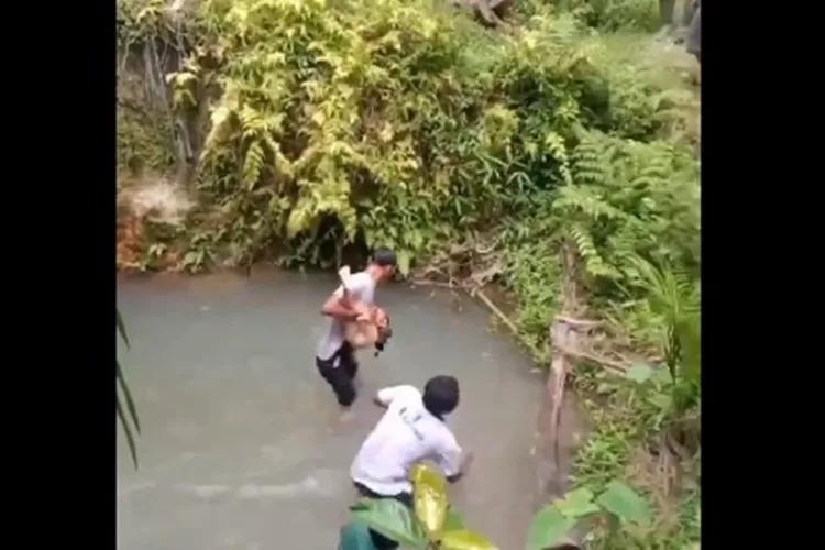 Dua Balita Kakak Beradik di Aek Buru meninggal dunia tenggelam di sungai saat menemani ibunya mencari lidi di kebun sawit.. (Foto:X@Heraloebs)